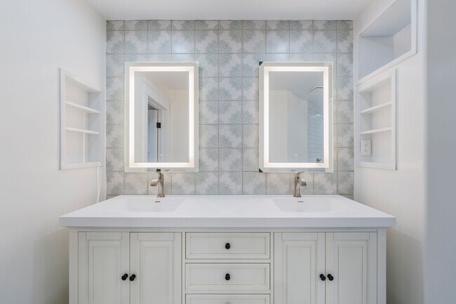 Building Photo - Luxury Living in Manhattan Beach