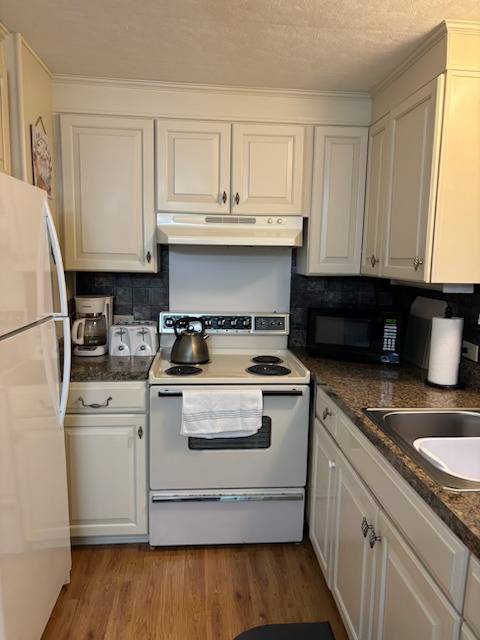 Building Photo - 166 4th St W