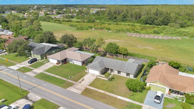 Building Photo - 398 Buttonwood Dr