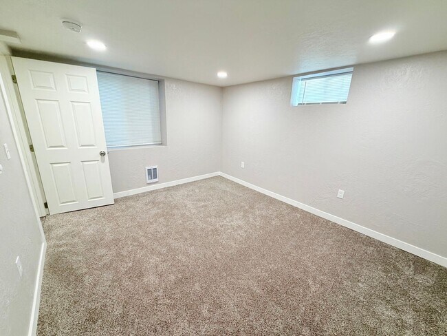 Building Photo - 921 4th Ave N