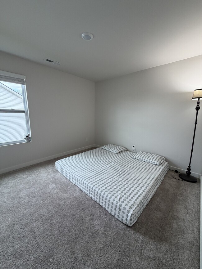 Building Photo - 213 Tartan Dr