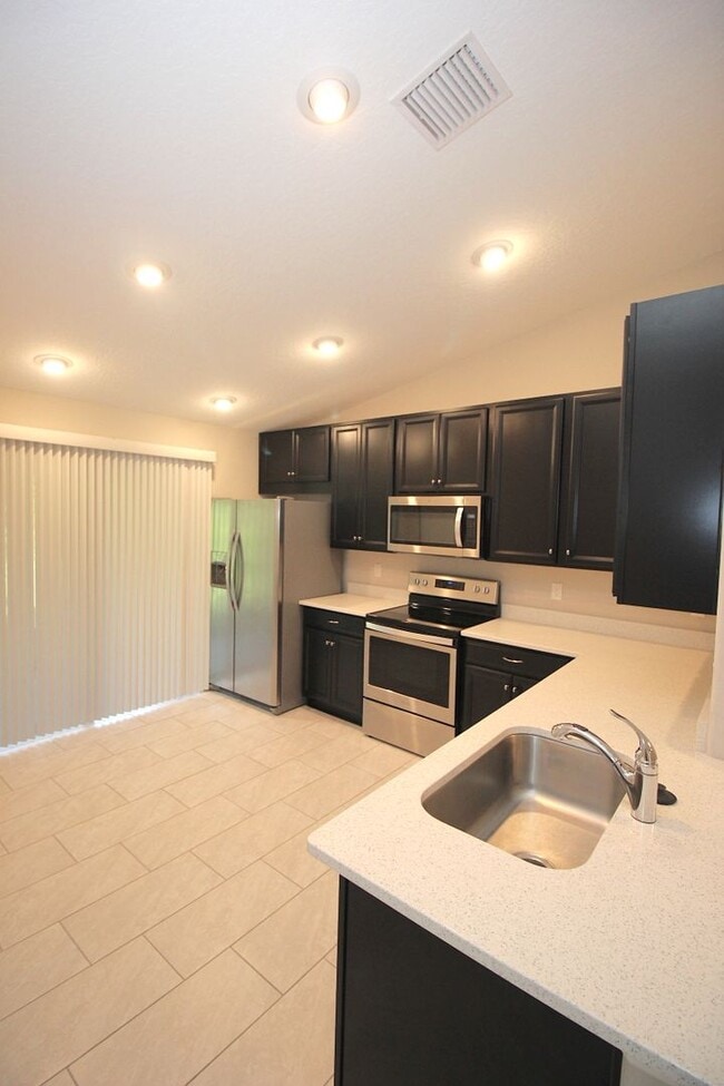 Building Photo - Roomy 3 Bed 2 Bath 1 Car Grg Home for rent...