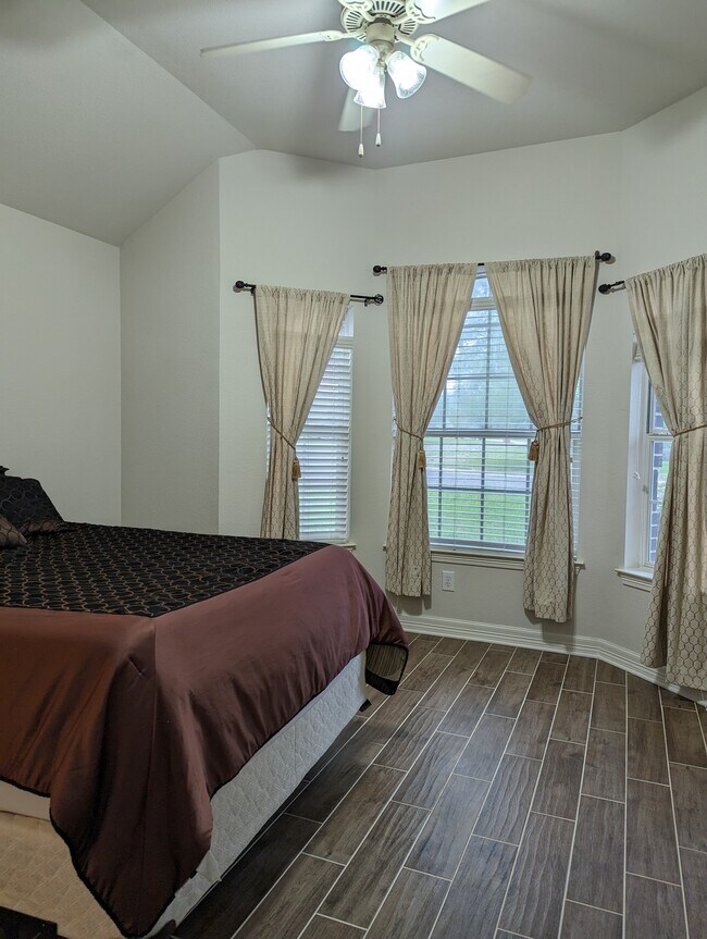 Building Photo - 524 Armstrong Dr