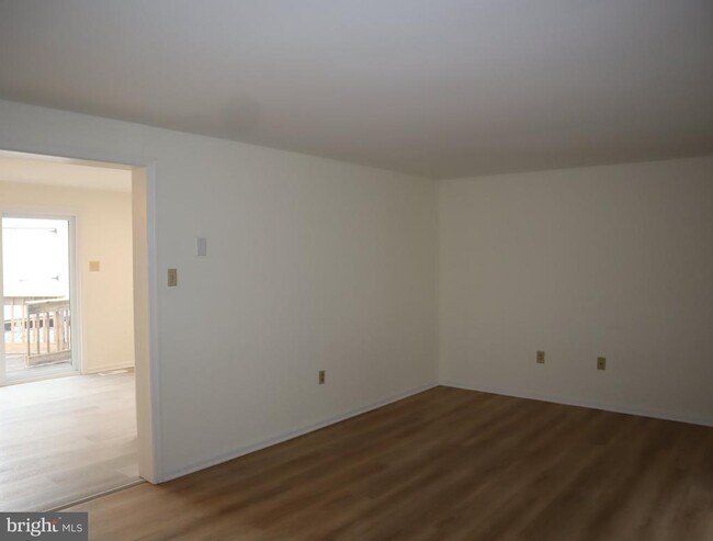 Building Photo - 1108 Middleneck Dr
