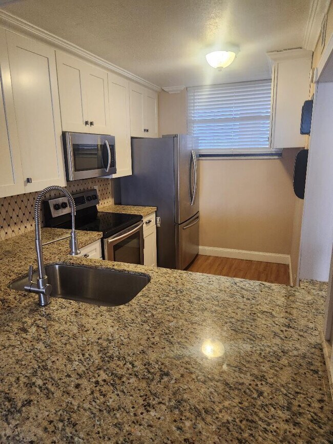 Building Photo - 114 Lake Emerald Dr