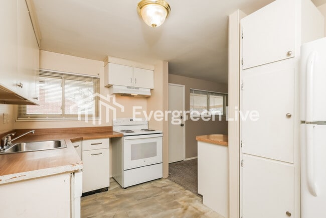 Building Photo - 3927 Elmira Dr