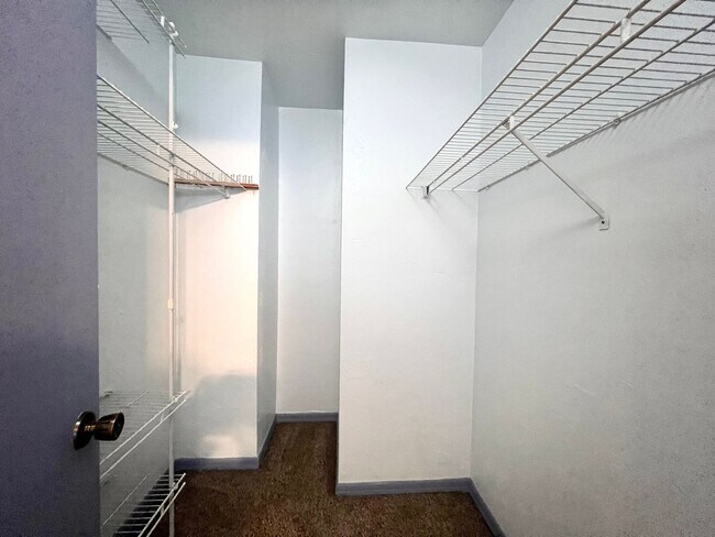 Building Photo - Updated 3 Bedroom, 3 Bathroom Townhome in ...