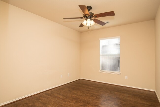 Building Photo - 416 Laddingford Ln