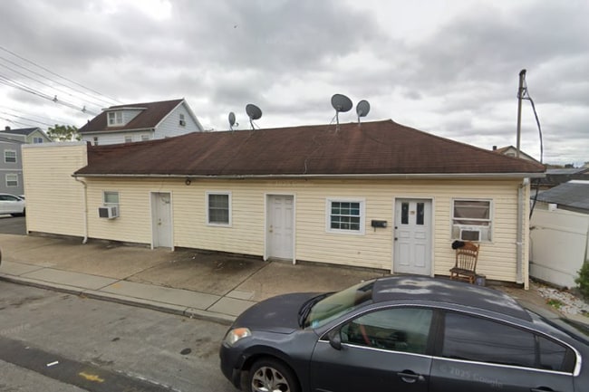 Building Photo - 325 Pershing Ave