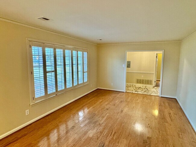 Building Photo - Gorgeous Interiors in this BONUS SPACE + 4 Bedroom  2 Bathroom Home!