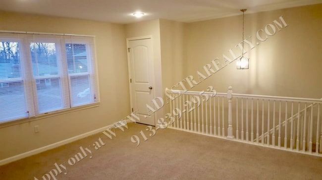 Building Photo - Remodeled 3 Bed 1 Bath Duplex in Overland ...