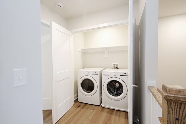 Building Photo - Dog-Friendly S. Albemarle Townhome