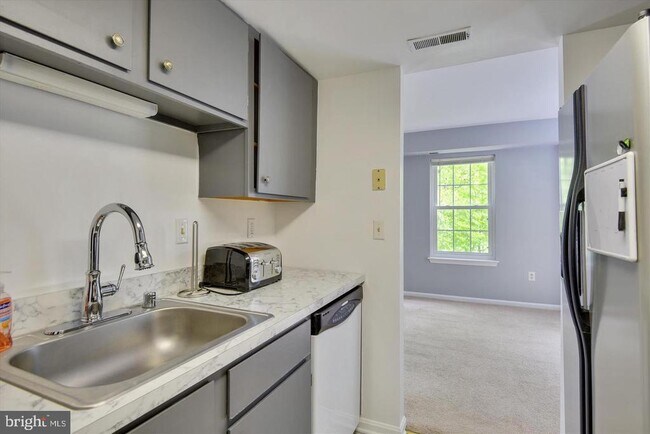 Building Photo - 678 Newbridge Ct