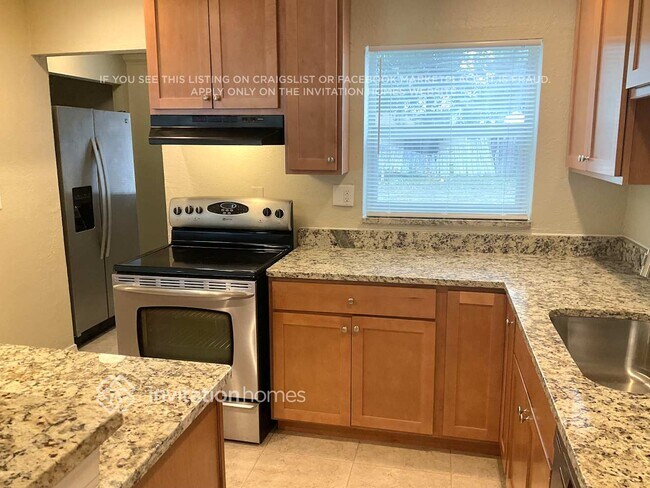 Building Photo - 512 Elm Dr