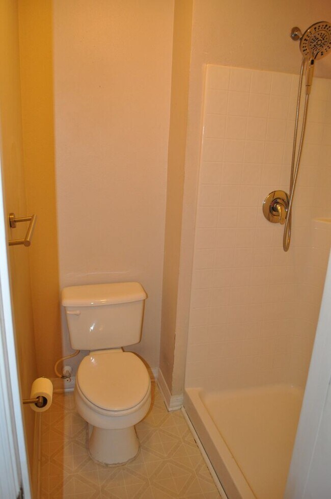 Building Photo - Nice 4 Bedroom 2.5 Bath 2 Car Garage Home ...