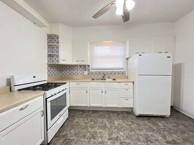 Building Photo - 621 E 24th St