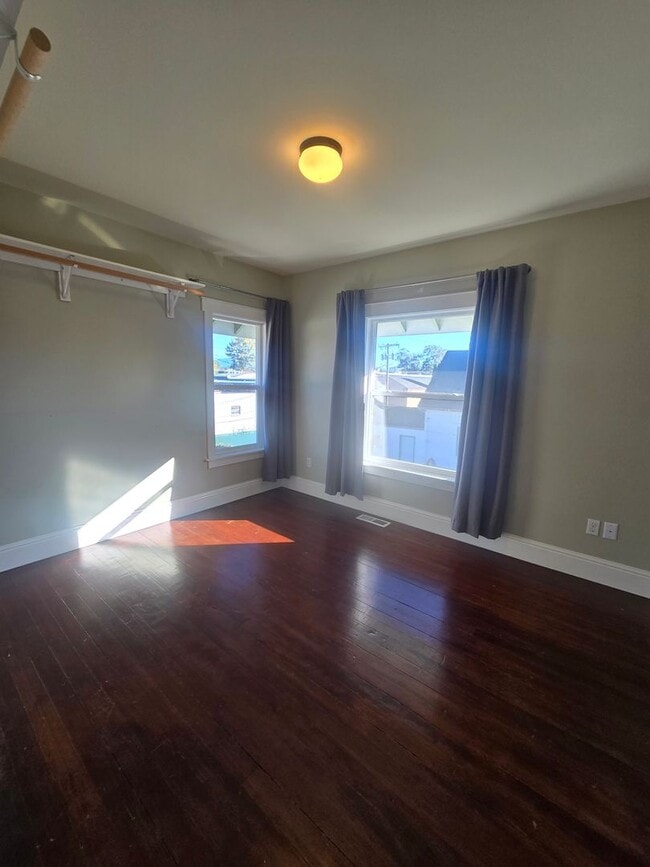 Building Photo - Spacious 5 Bedroom Home in Burlington - Av...