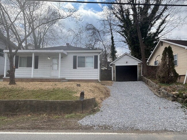 Building Photo - Location!!