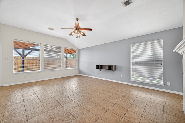 Building Photo - 23914 Glengate Dr
