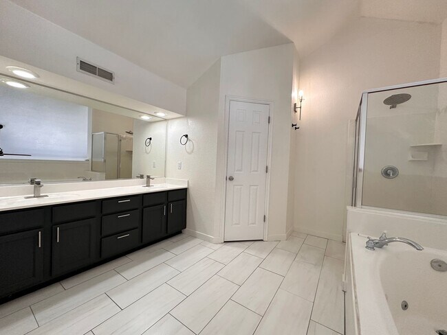 Building Photo - Amazing Townhome with Spectacular Views fo...