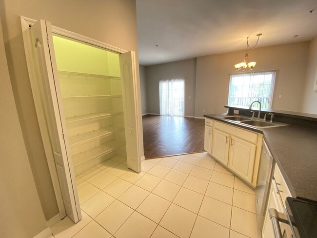 Building Photo - Newly Listed 2/2 in a Beautiful Community!