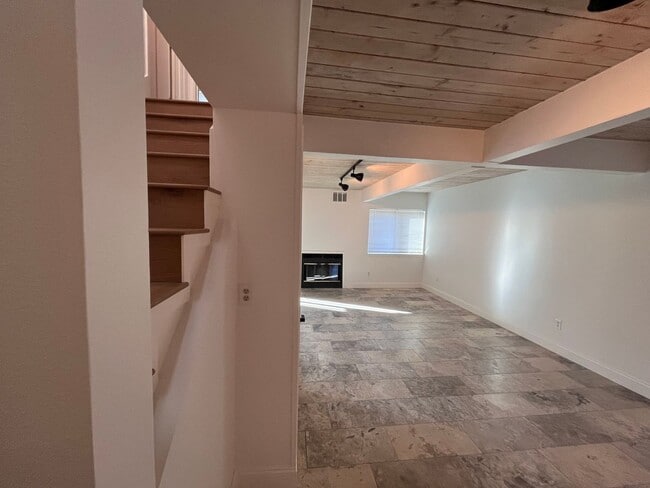 Building Photo - Bright and Spacious 3-Bedroom Home in the Heart of South Davis