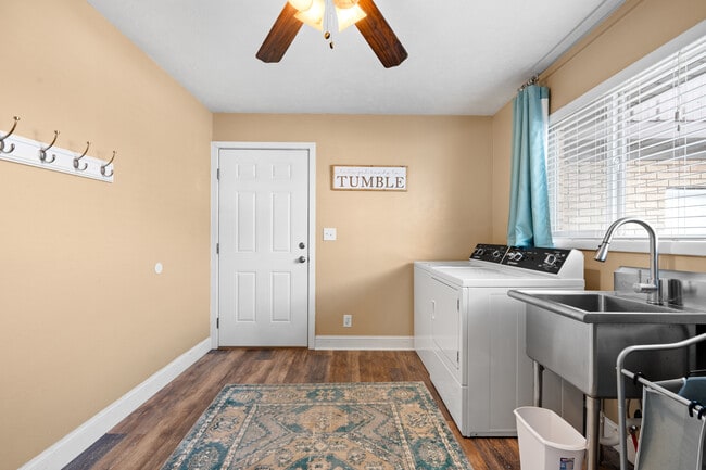 Building Photo - 428 Edwards Ave