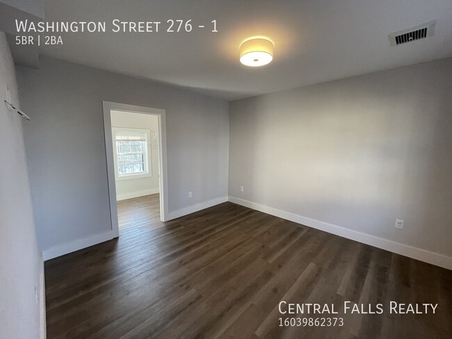 Building Photo - 4+ Bedroom Townhouse Walking Distance to D...