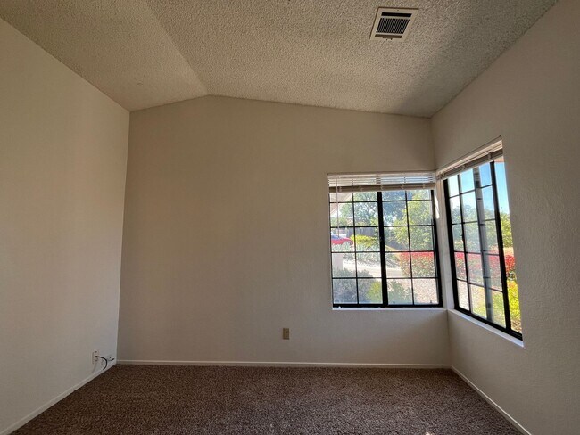 Building Photo - 309 Oak Meadow Ln