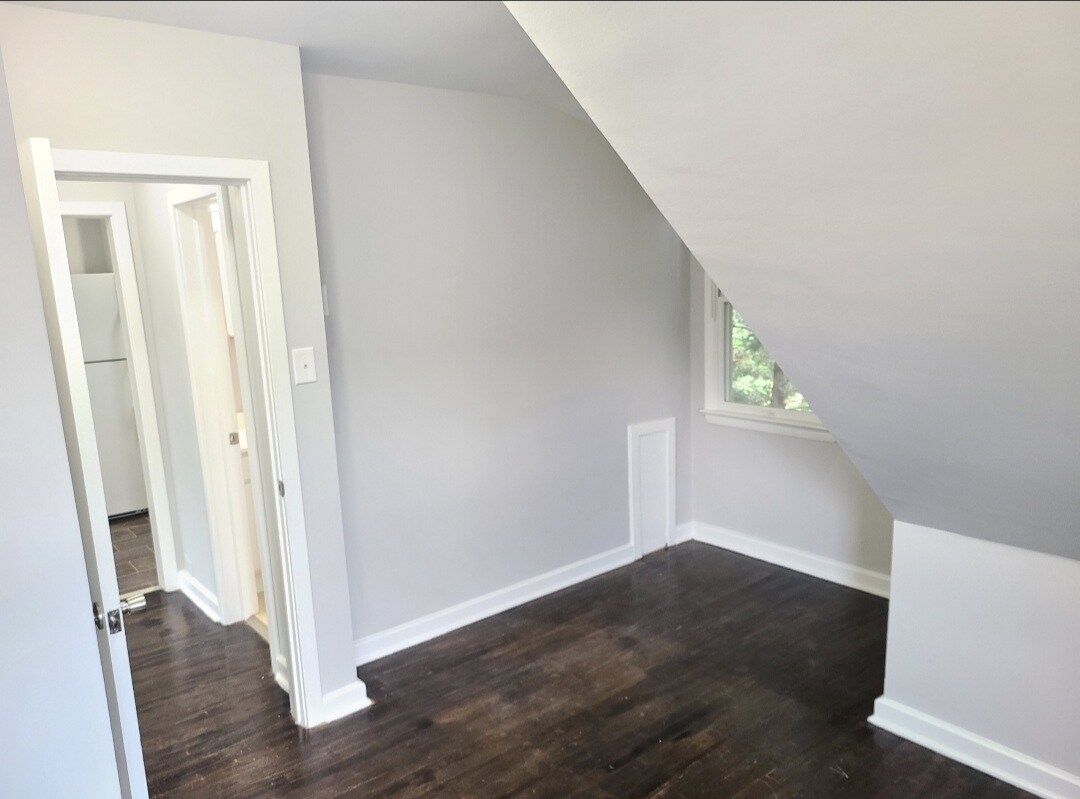 Bedroom - 909 w burke st