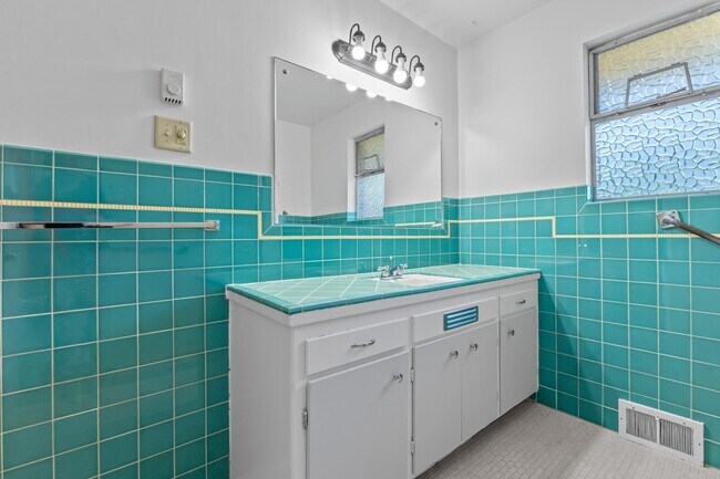 Building Photo - 4bd/2ba Seattle House