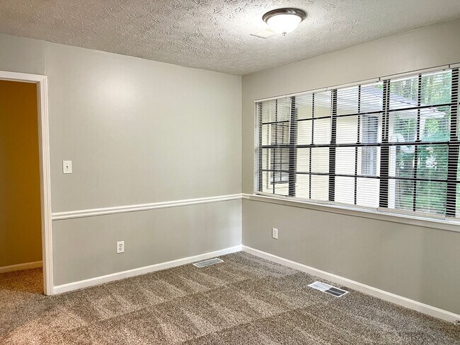 Building Photo - Welcome to the Charming 4 Bedroom/3 Bath w...