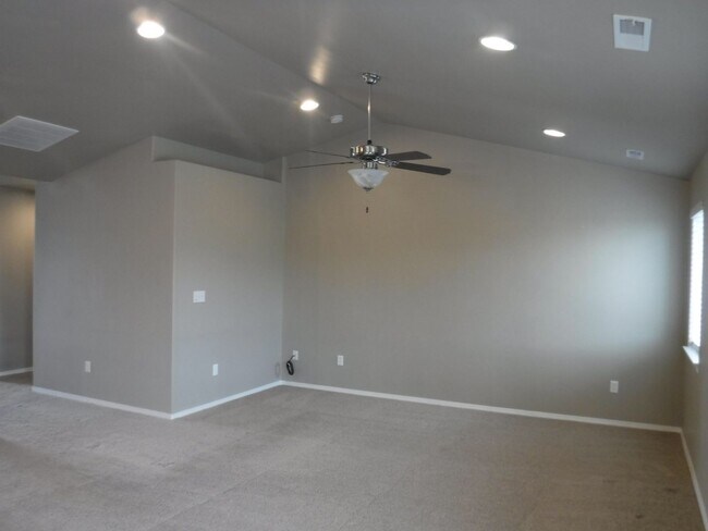 Building Photo - Move-In Special! Awesome Caldwell 3 bed, 2...