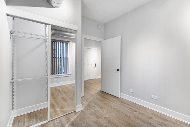 Building Photo - 7645 N Sheridan Rd