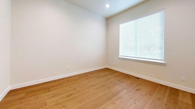 Building Photo - Contemporary 4 Bedroom Oasis on Quiet Dead...