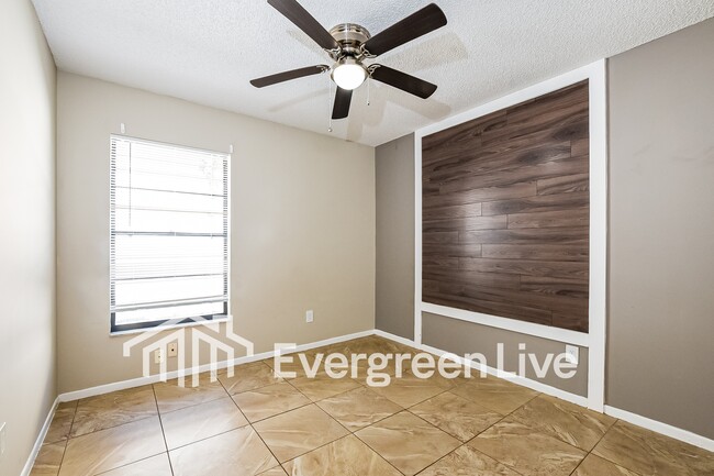 Building Photo - 1946 Larkwood Dr