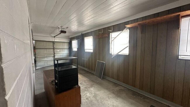 Building Photo - Spacious 3 Bed, 2 Bath Just Minutes from the Beach