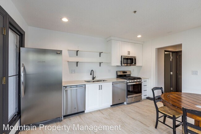 Building Photo - 10 br, 11 bath House - Employee Housing Op...