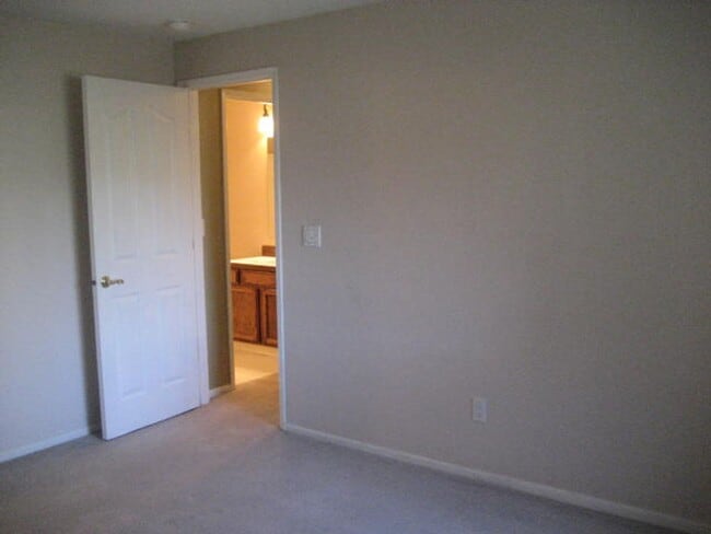 Building Photo - 44 Crestfield Ct