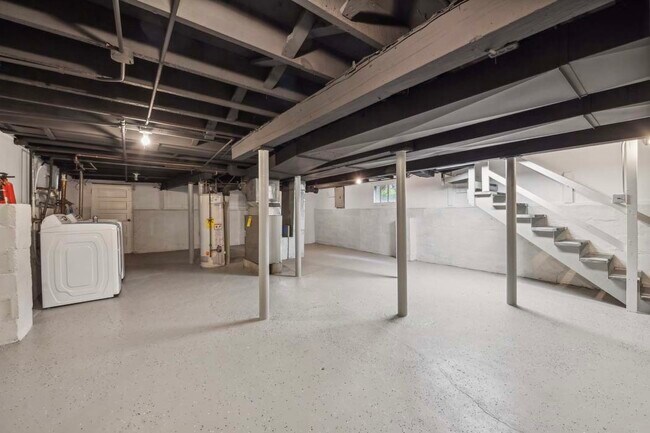 Building Photo - 2429 Central St