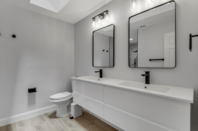 Building Photo - 6680 Thornhill Ct