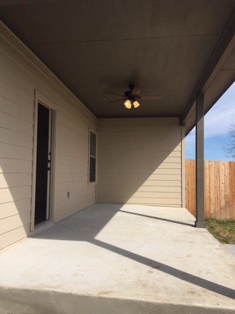 Building Photo - 722 Saengerhalle Rd