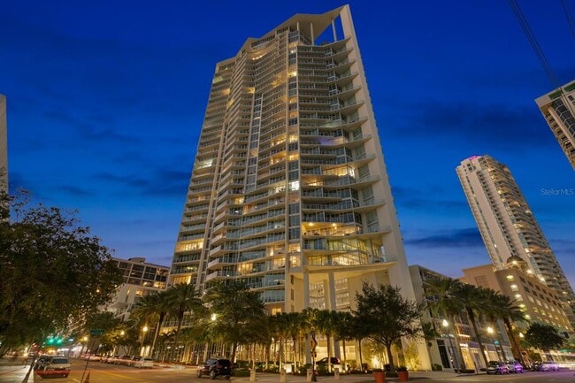 Building Photo - 175 1st St S