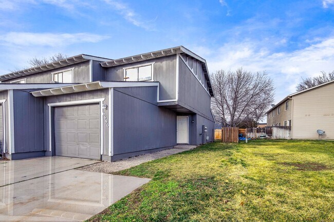 Building Photo - 2bed, 1.5 bath Duplex with Garage & Fenced Yard!