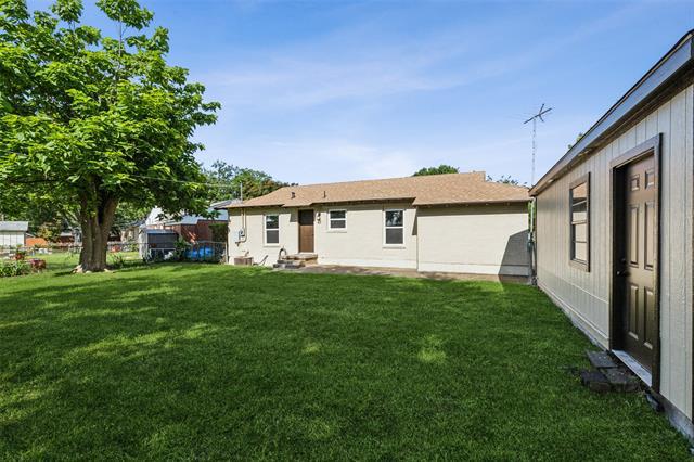 Building Photo - 2504 Avon Dr