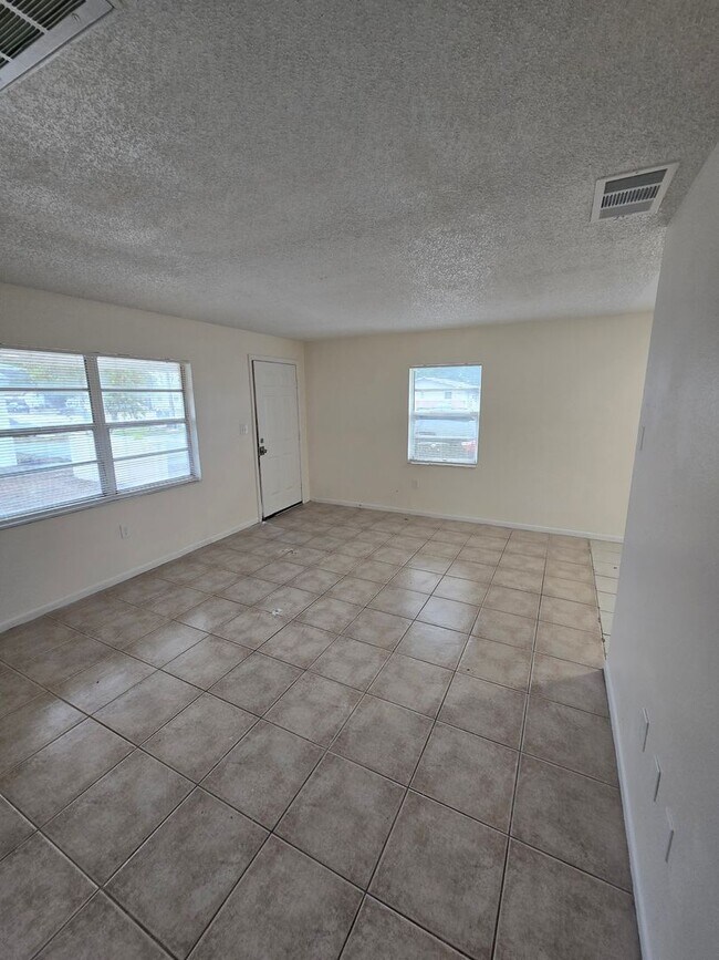 Building Photo - 2 BEDROOM, 1 BATH APARTMENT HOME - PINELLAS PARK