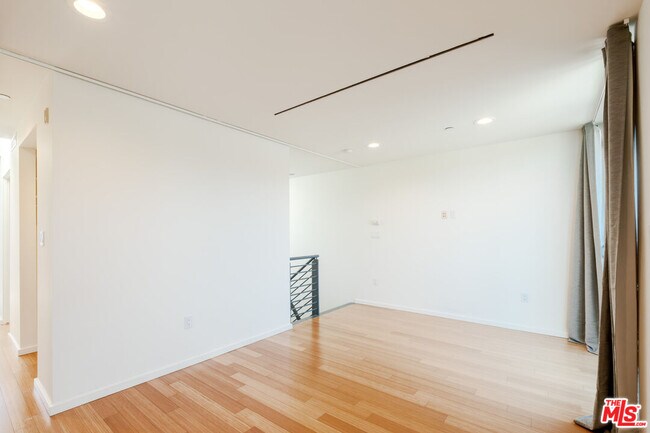 Building Photo - 1220 N Orange Grove Ave