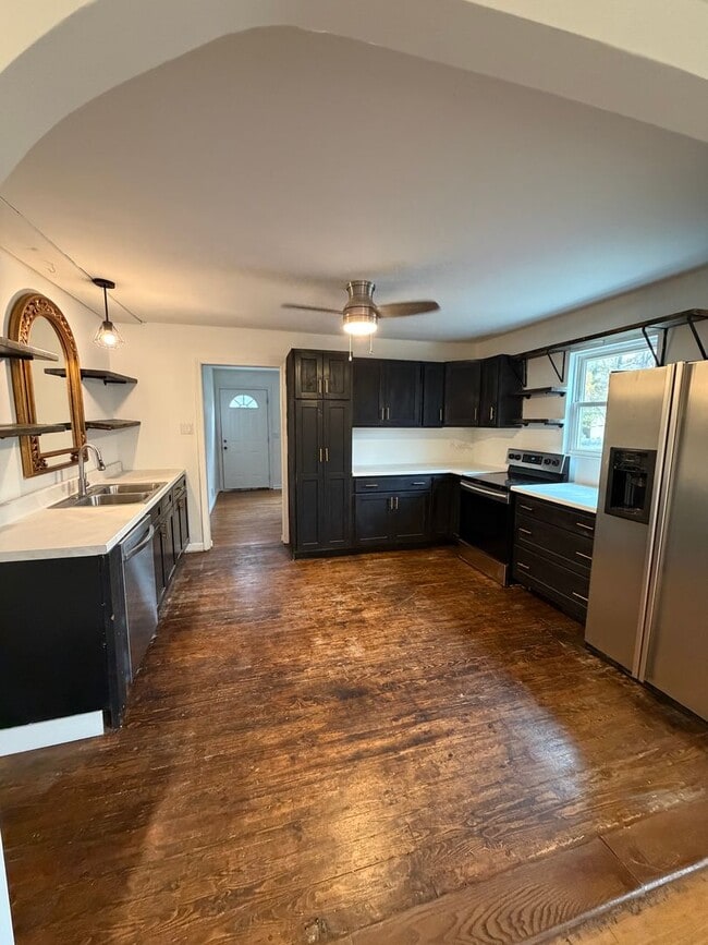 Building Photo - Modern JC Rental Near ETSU + JCMC — Pet Fr...