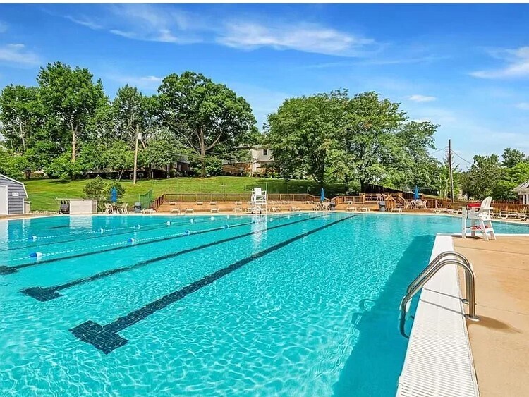 Pool with swim lanes - 1618 Thrush Ter
