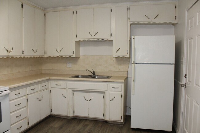 Building Photo - 3800 Woodside Dr
